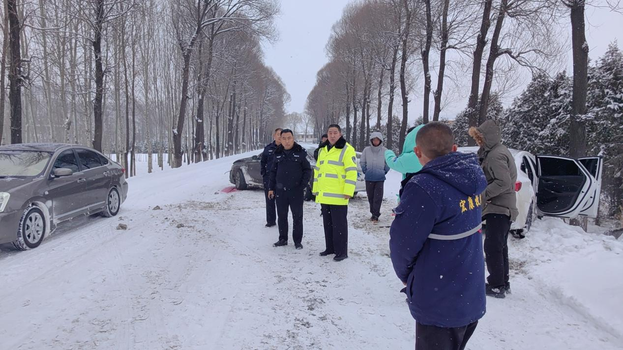 【闻雪而动 确保畅通】方山交警雪天执勤保通畅，守护群众平安路_20231214_4357267408108400498.jpeg