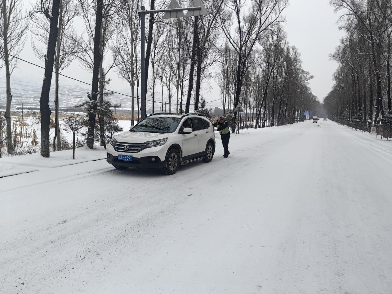 【闻雪而动 确保畅通】方山交警雪天执勤保通畅，守护群众平安路_20231214_5729046194012898158.jpeg